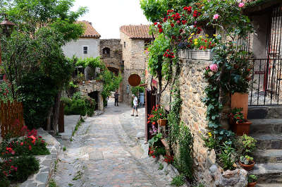 Castelnou ruelle plus beaux villages routes touristiques des pyrenees orientale guide du tourisme occidanie