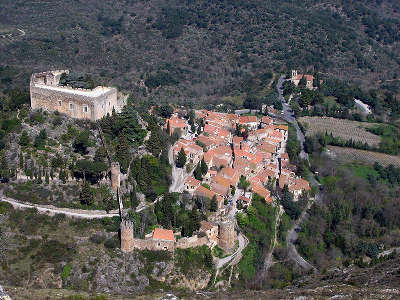 Castelnou vue sur le village plus beaux villages routes touristiques des pyrenees orientale guide du tourisme occidanie