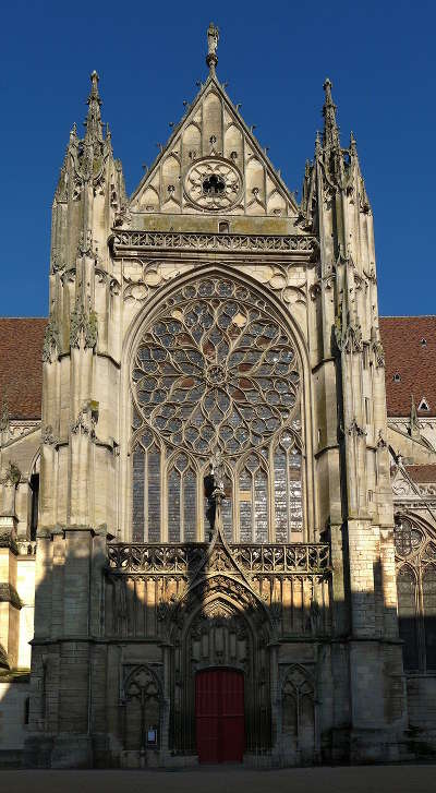Cathedrale saint etienne de sens la superbe facade sud et son portail routes touristiques dans l yonne guide du tourisme en bourgogne