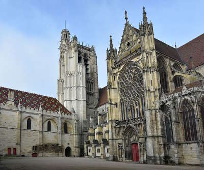 Cathedrale saint etienne de sens routes touristiques dans l yonne guide du tourisme en bourgogne