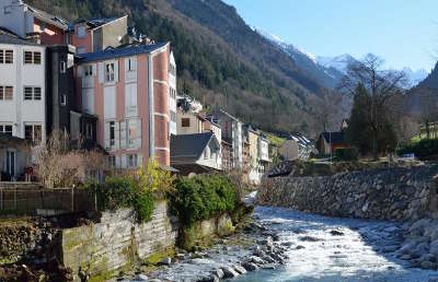 Cauterets station thermale routes touristiques des hautes pyrenees guide du tourisme de midi pyrenees