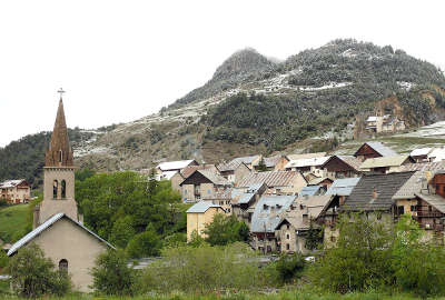 Cervieres l eglise routes touristiques des hautes alpes guide du tourisme de provence alpes cote d azyr