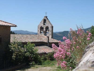 Chalencon village de caractere eglise saint pierre aux liens routes touristiques de l ardeche guide du tourisme rhone alpes