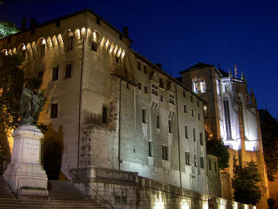 Chambery ville d art et d histoire le chateau et la sainte chapelle routes touristiques de savoie guide touristique de rhone alpes