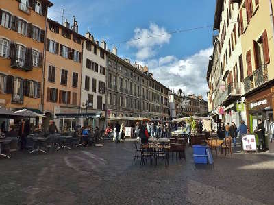 Chambery ville d art et d histoire place saint leger routes touristiques de savoie guide touristique de rhone alpes