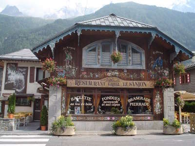 Chamonix facade traditionnelle d un restaurant chamoniard routes touristiques de haute savoie guide du tourisme de rhone alpes