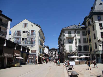 Chamonix rue routes touristiques de haute savoie guide du tourisme de rhone alpes