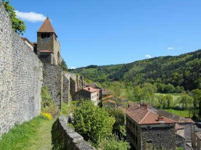 Chanteuges village de caractere routes touristiques de la haute loire guide touristique de l auvergne