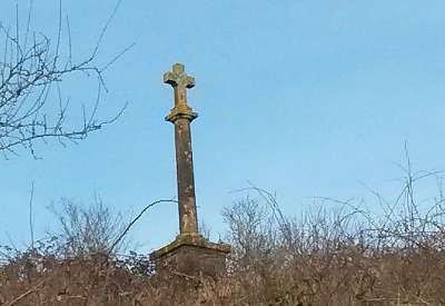 Chantonnay croix commemorant la mort du general vendeen charles sapinaud de la verrie routes touristiques de vendee du tourisme du pays de la loire