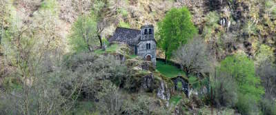 Chapelle notre dame du chateau route touristique des vallees aux montagnes du cantal routes touristiques du cantal guide touristique auvergne