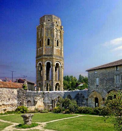 Charroux la tour charlemagne routes touristique de la vienne guide du tourisme de poitou charentes