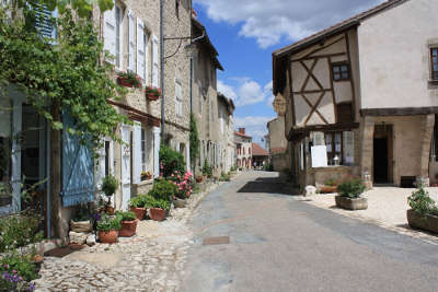 Charroux ruelle plus beaux villages de france routes touristiques de l allier guide touristique auvergne