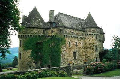 Chateau d auzers route historique des chateau d auvergne guide du tourisme du cantal