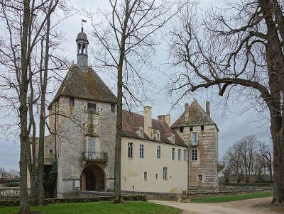 Chateau d epoisses l entree routes touristiques en cote d or guide du tourisme en bourgogne