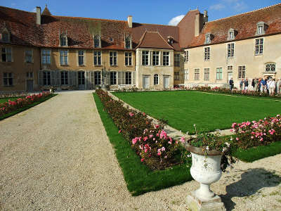 Chateau d epoisses les jardins routes touristiques en cote d or guide du tourisme en bourgogne