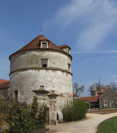 Chateau d epoisses pigeonnier du chateau routes touristiques en cote d or guide du tourisme en bourgogne