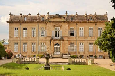 Chateau de barbentane routes touristiques des bouches du rhone guide du tourisme de paca