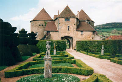 Chateau de berze entree routes touristiques en cote d or guide du tourisme en bourgogne