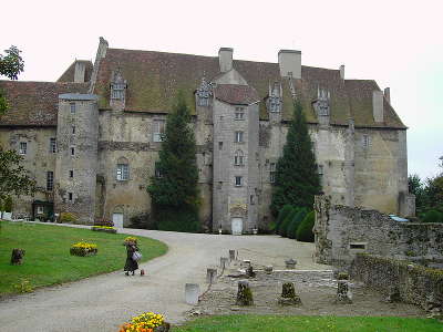 Chateau de boussac cour interieure routes touristique de la creuse guide touristique du limousin