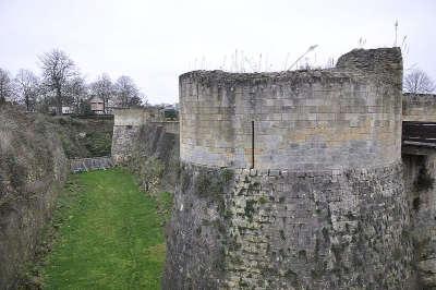 Chateau de caen angle sud ouest du donjon routes touristiques du calvados guide touristique de normandie