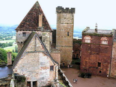 Chateau de castelnau bretenoux donjon et tour de l auditoire routes touristiques du lot guide touristique midi pyrenees