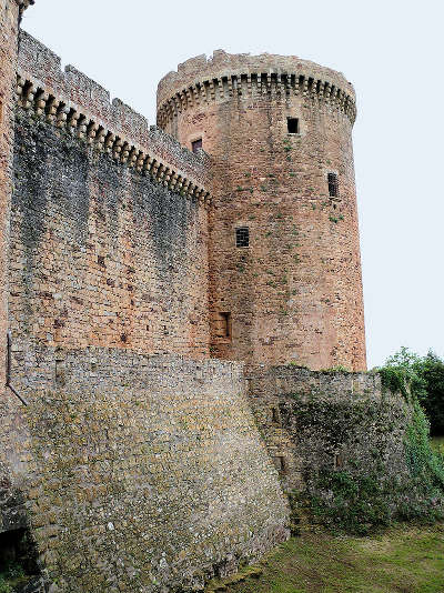 Chateau de castelnau bretenoux tour militaire protegee par une fausse braie routes touristiques du lot guide touristique midi pyrenees