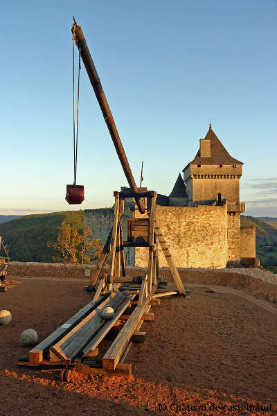 Chateau de castelnaud reconstitutions de trebuchets routes touristiques de dordogne guide du tourisme en nouvelle aquitaine
