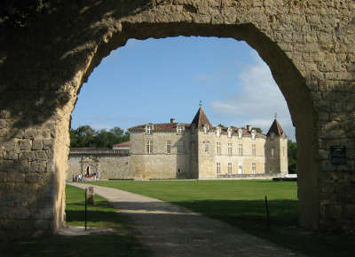 Chateau de cazeneuve a prechac les routes touristiques en gironde guide du tourisme nouvelle aquitaine