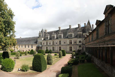 Chateau de chateaubriant batiment des gardes et logis renaissance routes touristique de loire atlantique guide du tourisme des pays de la loire