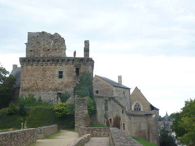 Chateau de chateaubriant le donjon et une partie du chemin de ronde routes touristique de loire atlantique guide du tourisme des pays de la loire