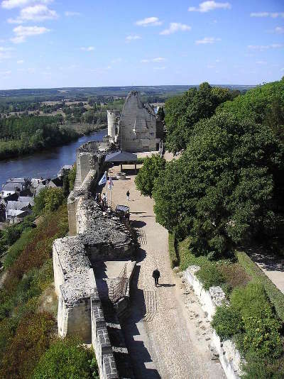 Chateau de chinon logis royaux vus depuis la tour de l horloge logis royaux routes touristiques dans l indre et loire guide du tour