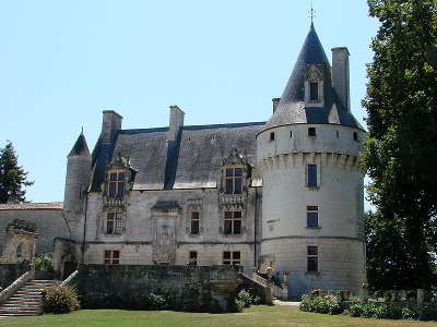 Chateau de crazannes route des tresors de saintonge guide du tourisme de la charente maritime