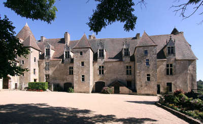 Chateau de culan la facade sur cour routes touristiques dans le cher guide du tourisme centre val de loire