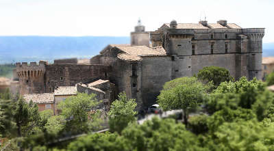 Chateau de gordes gordes plus beau village routes touristiques du vaucluse guide du tourisme de provence alpes cote d azur