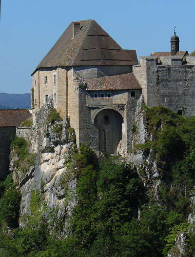 Chateau de joux donjon et latrines medievales rempart du xixe routes touristiques du doubs guide touristique franche comte