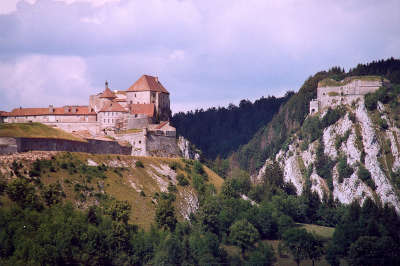 Chateau de joux et la cluse routes touristiques du doubs guide touristique franche comte