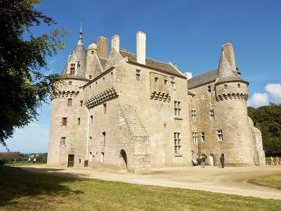 Chateau de kerouzere routes touristiques dans le finistere guide du tourisme en bretagne