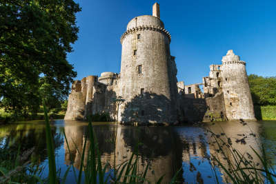 Chateau de la hunaudaye les routes touristiques dans les cotes d armor guide du tourisme en bretagne