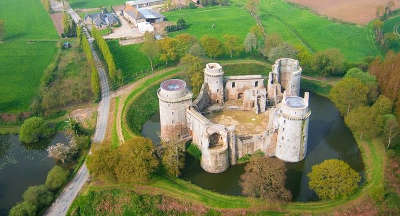 Chateau de la hunaudaye routes touristiques dans les cotes d armor guide du tourisme en bretagne