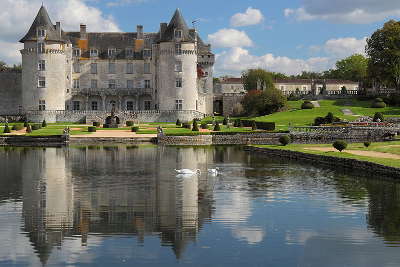 Chateau de la roche courbon route des tresors de saintonge guide du tourisme de la charente maritime