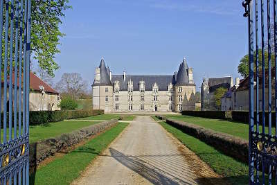 Chateau de la roche route des abbayes et monuments du haut poitou guide du tourisme de la vienne