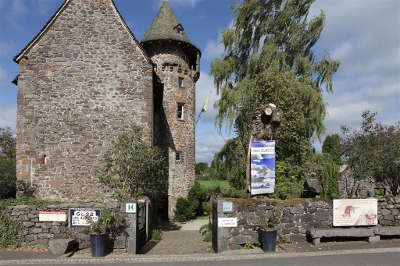 Chateau de la tremoliere routes du tourisme dans le cantal guide touristique auvergne