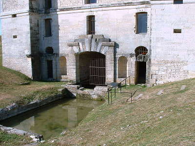 Chateau de maulnes le nymphee vu de l exterieur avant restauration route historique des ducs de bourgogne