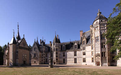 Chateau de meillant la facade sur cour routes touristiques dans le cher guide du tourisme centre val de loire