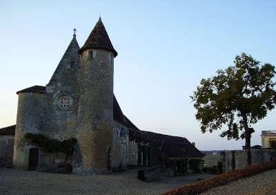 Chateau de montreal chapelle routes touristiques de la dordogne guide du tourisme d aquitaine