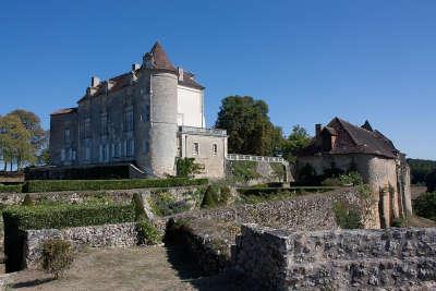 Chateau de montreal issac routes touristiques de la dordogne guide du tourisme d aquitaine