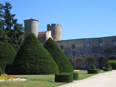 Chateau de ravel route historique des chateau d auvergne guide du tourisme du haute loire
