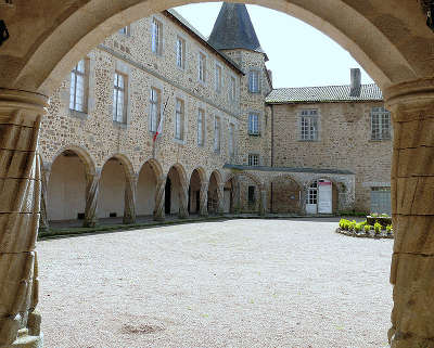 Chateau de rochechouart arcade de la cour routes touristique de la haute vienne guide touristique du limousin