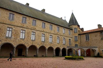 Chateau de rochechouart cour interieure routes touristique de la haute vienne guide touristique du limousin
