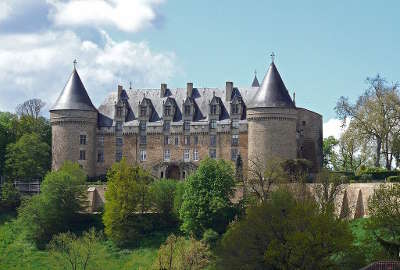 Chateau de rochechouart routes touristique de la haute vienne guide touristique du limousin